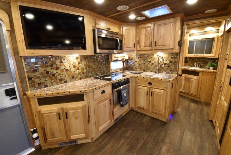 2018 Lakota Bighorn 3 Horse Living Quarters - Image 15