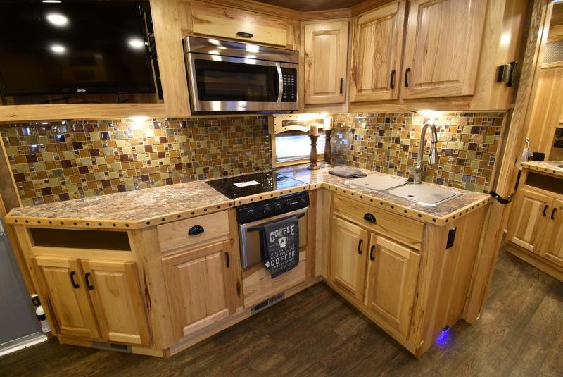 2018 Lakota Bighorn 3 Horse Living Quarters - Image 17