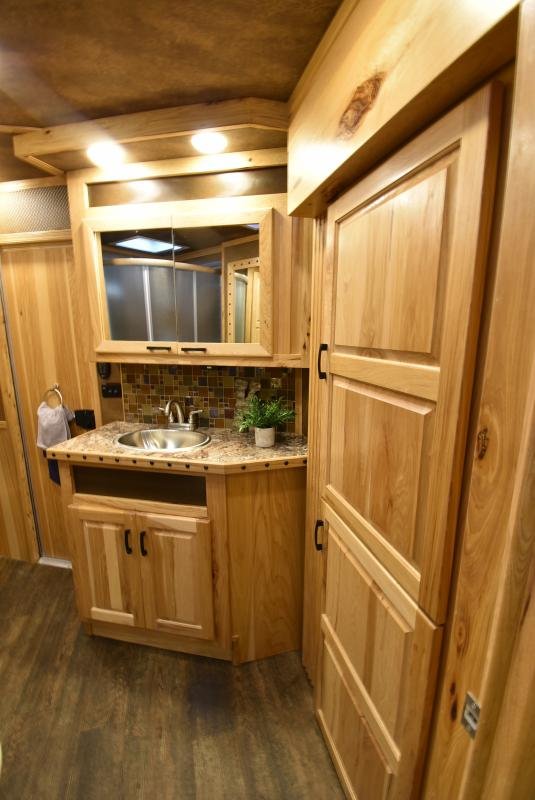 2018 Lakota Bighorn 3 Horse Living Quarters - Image 28