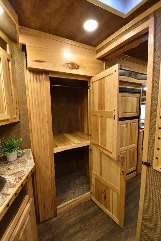 2018 Lakota Bighorn 3 Horse Living Quarters - Image 25