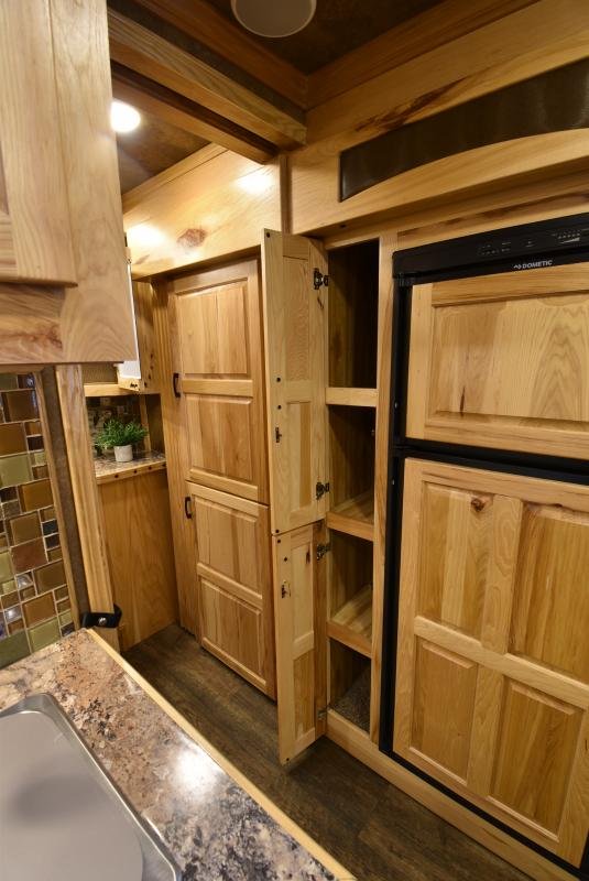 2018 Lakota Bighorn 3 Horse Living Quarters - Image 23