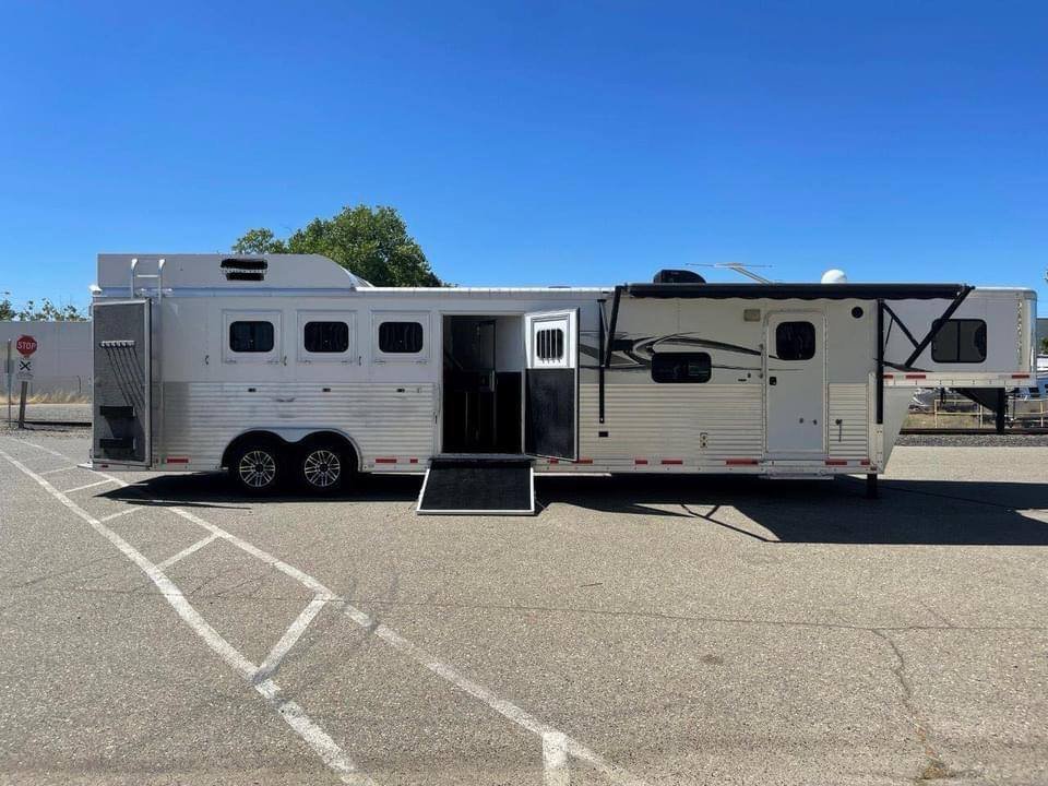 2015 Lakota Bighorn Edition 8414 4 Horse Trailer With Living Quarters “1 Slide” - Image 5