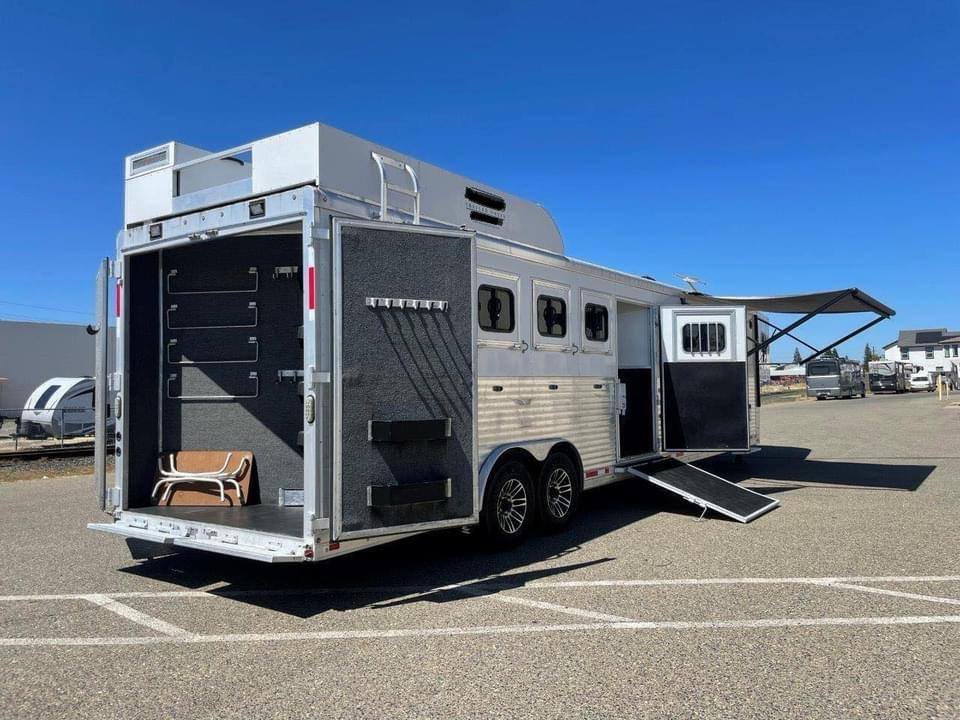 2015 Lakota Bighorn Edition 8414 4 Horse Trailer With Living Quarters “1 Slide” - Image 6